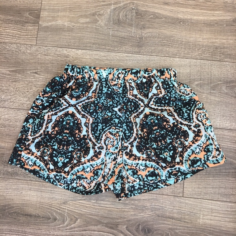 Tyche Shorts with Abstract Print and side pockets Size MEDIUM
